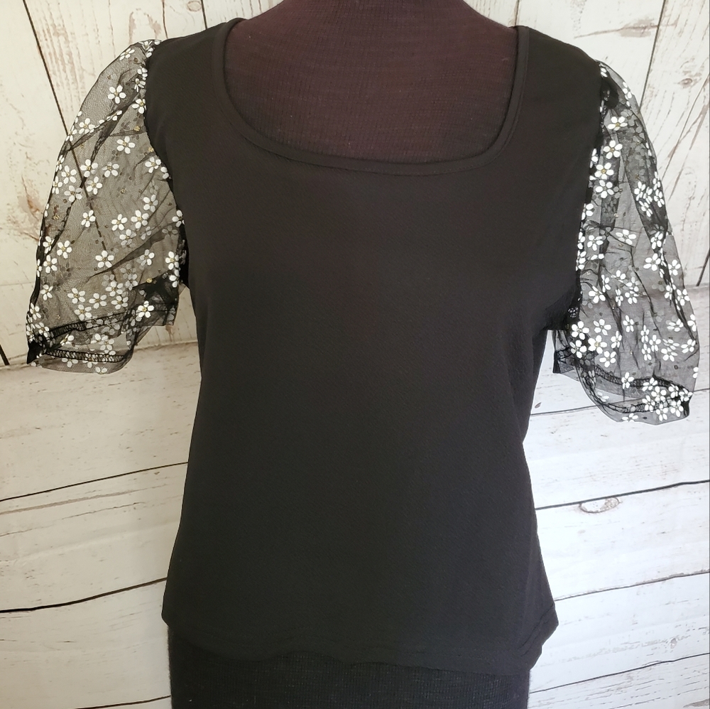 Kara and Kate crop top with sheer puff sleeves black with white flowers XL